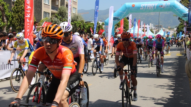 Cumhurbaşkanlığı Bisiklet Turu'nun ikinci etabı, Aydın'dan start aldı
Birincilik için 152 kilometre pedal çevirecekler