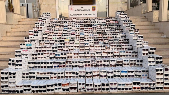 Antalya'da piyasa değeri 20 milyon olan 20 bin kaçak gözlük ele geçirildi