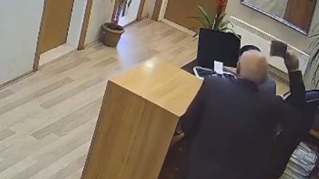 Belediye personeline satırla saldırı anı kamerada
