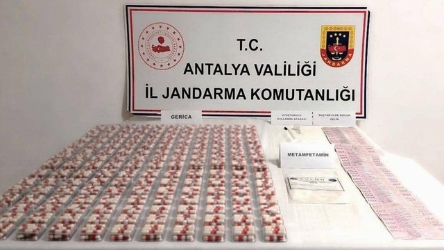 Antalya'da bir araçta yapılan aramada uyuşturucu madde ele geçirildi