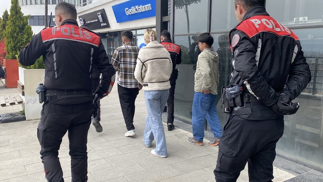 Kız kardeşini kafede bir erkekle görünce ortalığı birbirine kattı
Bolu'da kadın çığlığı ekipleri harekete geçirdi