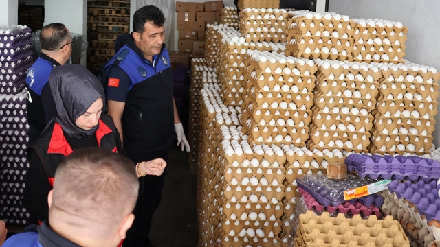 Haliliye'de sağlıksız depoya baskın: 5 bin koli yumurta imha edildi