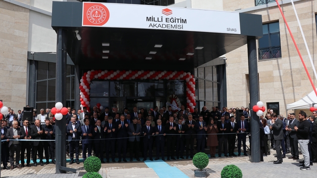 Geleceğin öğretmenleri bu akademide yetişiyor
Sivas'ta öğretmen adaylarının eğitim alacağı akademi hizmete açıldı
