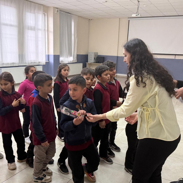 Yedisu'da öğrencilere diş fırçası desteği