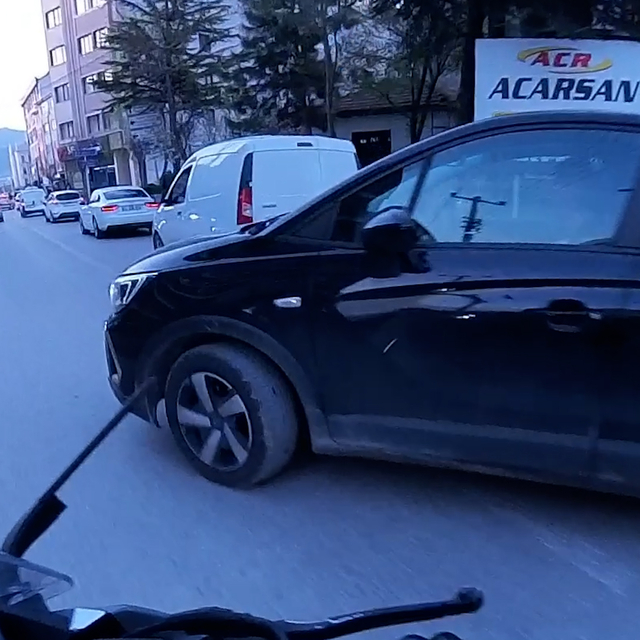 Trafik tartışmasında gerçeği kask kamerası ortaya çıkardı
Kaza tehlikesi at...