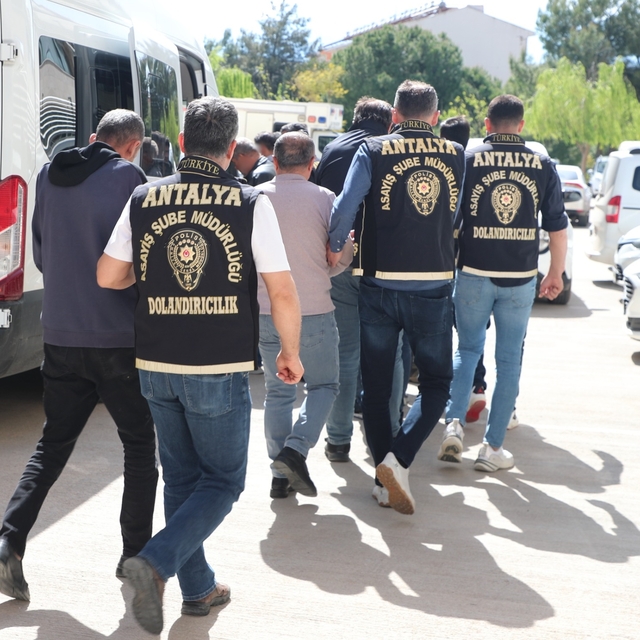 Antalya'da sahte vekaletle gayrimenkul dolandırıcılığı yapan 11 kişi tutukl...