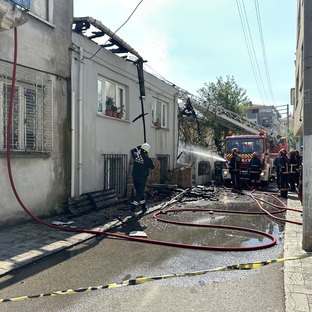 Sakarya'da 2 katlı evde çıkan yangın söndürüldü