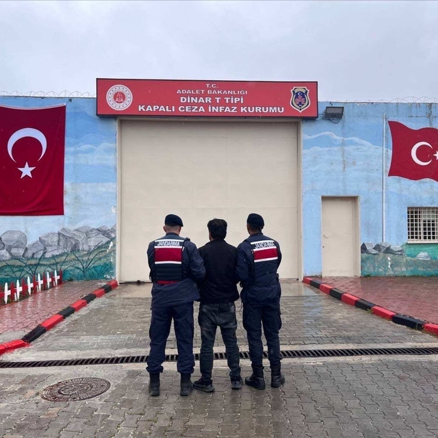 Jandarma farklı suçlardan aranan 34 kişiyi yakaladı