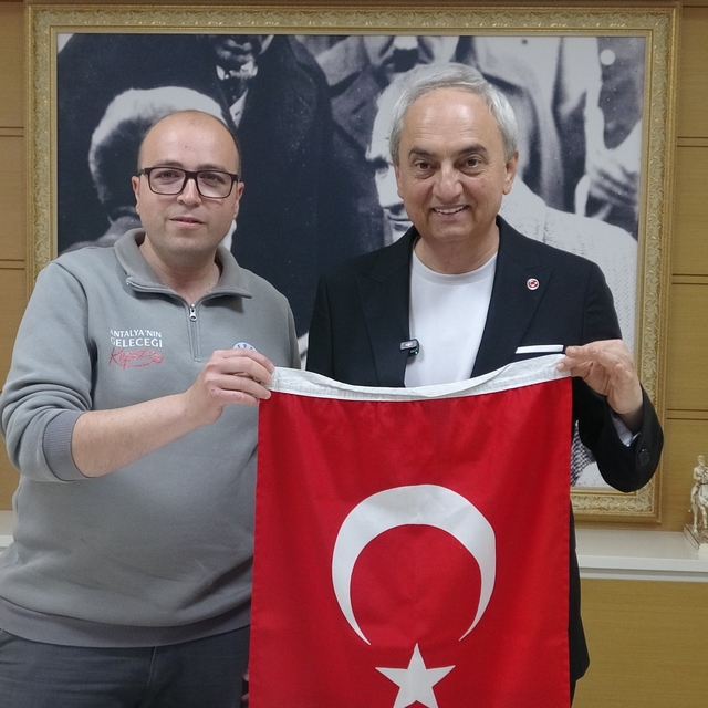 Çöpte bulduğu bayrağı alıp temizleyen ve kamyonuna asan Kepez Belediyesi ça...