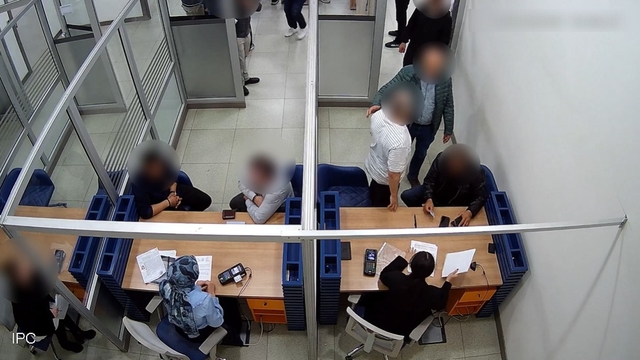 Sahte vekâletle 770 milyon liralık vurguna suçüstü
Sahte vekâlet düzenlenerek gayrimenkul satışı yapacakları sırada polis baskınıyla neye uğradıklarını şaşırdılar
Nitelikli dolandırıcılık" suçundan adli makamlara sevk edilen 14 şüpheliden 3'ü hakkında adli kontrol kararı uygulanırken, 11 şüpheli tutuklandı