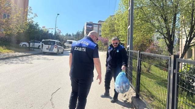 Metro Turizmin yolcu otobüsü şaşırttı
Otogara girmeyip yol üstünde yolcu indirdi, bir de yol kenarına çöpünü bırakıp gitti
Aracı tespit eden zabıta, otobüse gerekli cezayı yazdı