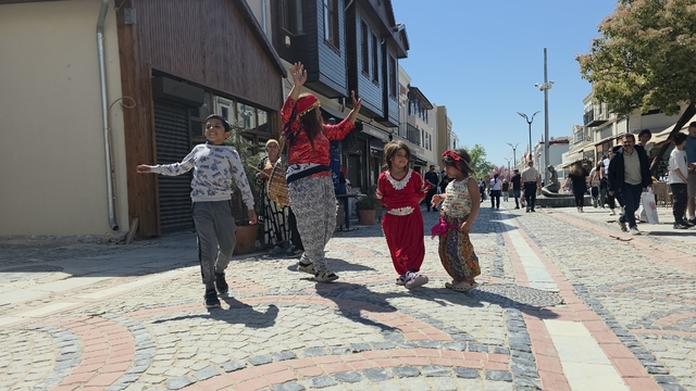 Romanlardan Kakava çağrısı: Şehir 9/8'lik ritimlerle şenlendi