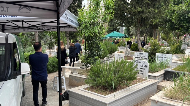 Boğazına çilek kaçarak hayatını kaybeden minik Mustafa Mersin'de toprağa verildi