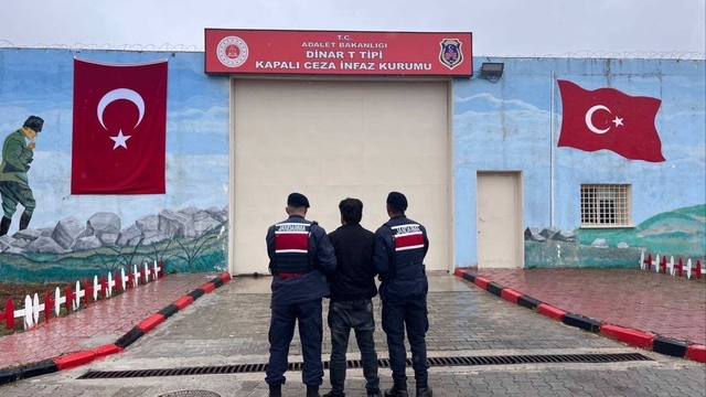 Jandarma farklı suçlardan aranan 34 kişiyi yakaladı