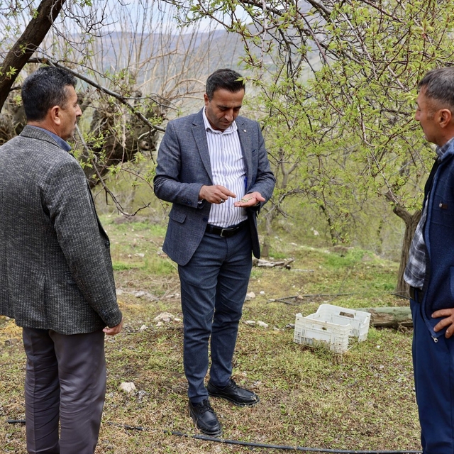 Akçadağ Belediye Başkanı Ulutaş, doludan etkilenen üreticileri ziyaret etti