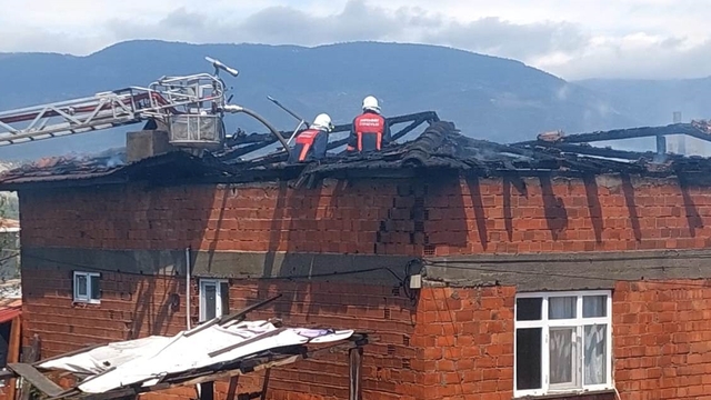 Boyabat'ta evin çatısında çıkan yangın söndürüldü