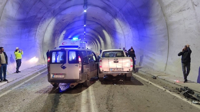 Artvin'de hafif ticari aracın pikapla çarpıştığı kazada 7 kişi yaralandı