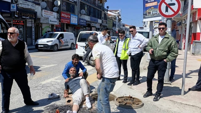 Servis aracı, cadde üzerinde çalışan işçinin ayağını ezdi
İşini yaparken kabusu yaşadı
