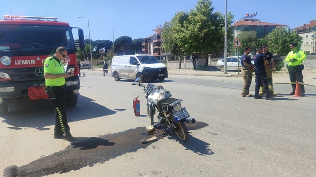 İzmir'de motosiklet ile hafif ticari aracın çarpıştığı kazada 3 kişi yaralandı