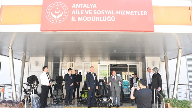 Antalya Aile ve Sosyal Hizmetler İl Müdürlüğüne anlamlı bağış
İhtiyaç sahibi bireylere ulaştırılmak üzere engelli aracı ve bebek arabası bağışı yapıldı