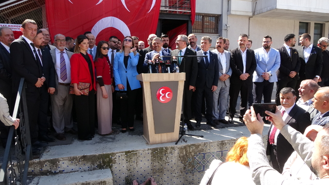 MHP Kütahya İl Başkanlığı'na atanan Türker görevi devraldı
MHP Kütahya Milletvekili Ahmet Erbaş, çocuk mehteran takımına sırtlarını dönenerek protesto eden CHP'lilere tepki gösterdi