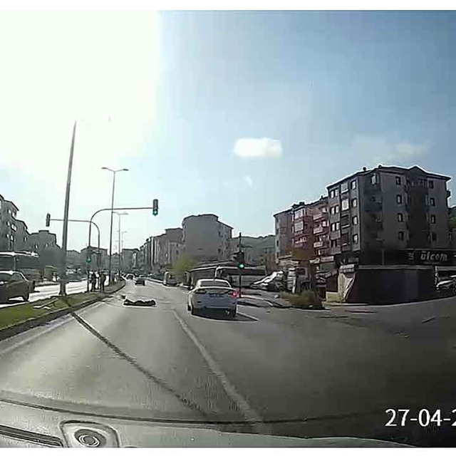 Otomobilin çarptığı üniversite öğrencisi yaralandı; kaza anı kamerada