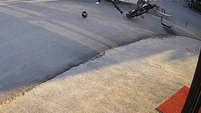 Sanayi sitesinde motosiklet ile otomobilin çarpıştığı kaza kamerada