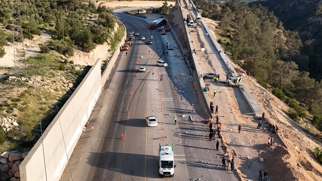 Mersin'de freni boşalan tır yapımı süren kaçış rampasına çarptı, 1 işçi ölü, 4 kişi yaralandı