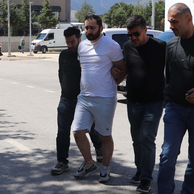 Kız arkadaşının eski eşini bıçaklayarak öldürdü (2)