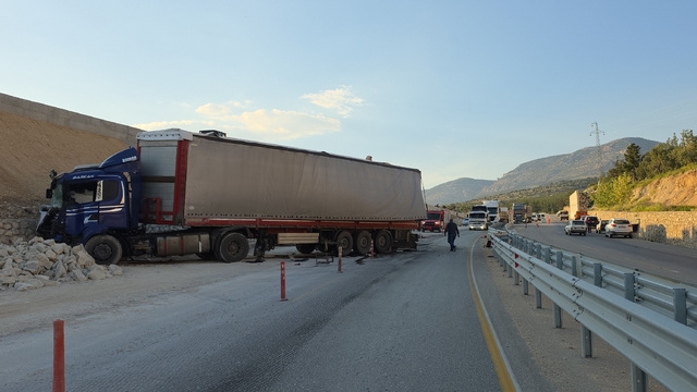 İstinat duvarına çarpan TIR'daki mermerler, otomobildekilerin üzerine düştü; 1 ölü, 3 yaralı