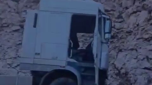 Siirt-Batman kara yolunda yoldan çıkan tır kaza yaptı: 1 yaralı