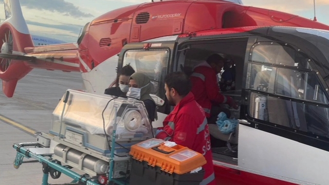 Hakkari'de yenidoğan prematüre bebek ambulans helikopterle Van'a getirildi