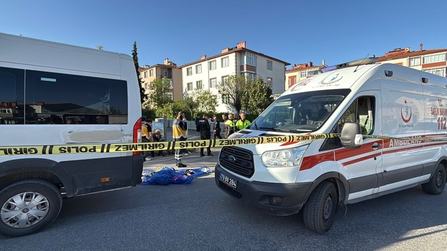 Servis minibüsünün çarptığı çocuk hayatını kaybetti