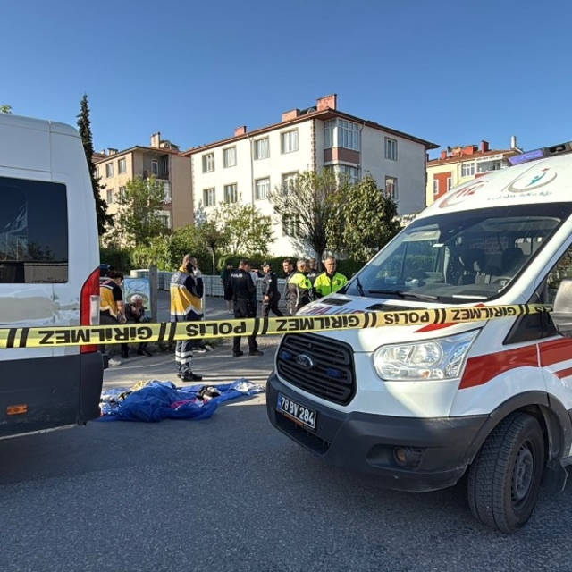 Servis minibüsünün çarptığı çocuk hayatını kaybetti