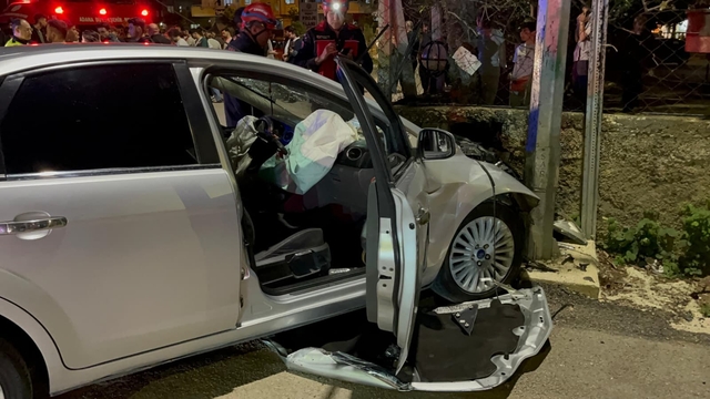 Adana'da iki otomobilin çarpışması sonucu 4 kişi yaralandı