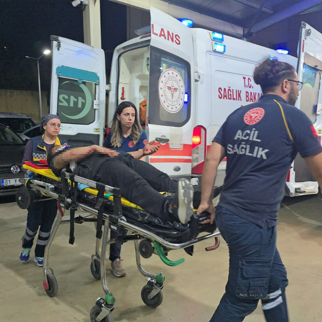 Adana'da iki otomobil çarpıştı: 4 Yaralı