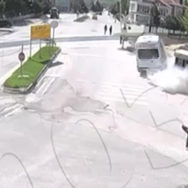 Servis minibüsü kaldırıma çarparak durağı yere serdi: İki genç kızın saniye...