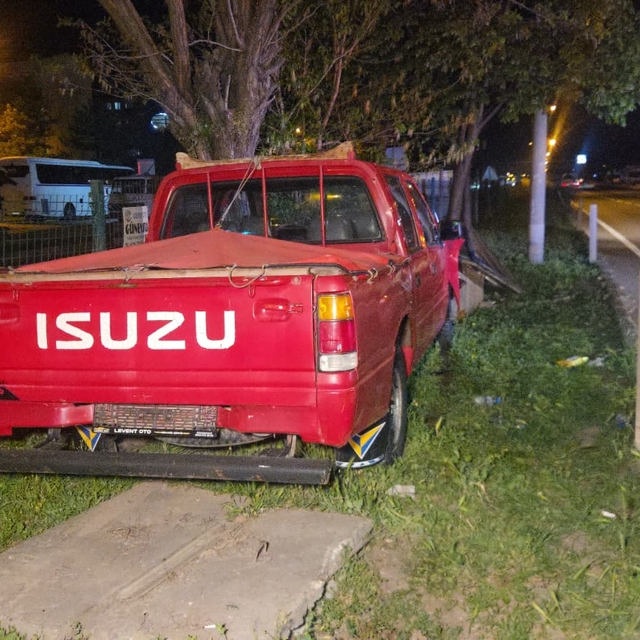 Kontrolü kaybeden kamyonet orta refüje savruldu; 1 yaralı