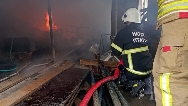 Yayladağı'nda müstakile evden alevler yükseldi