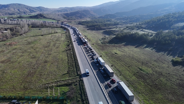 Tır devrildi, Kayseri-Sivas yolunda uzun araç kuyruğu oluştu