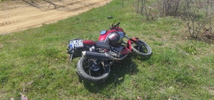 Motosiklet trafik tabelasına çarptı: 1 yaralı