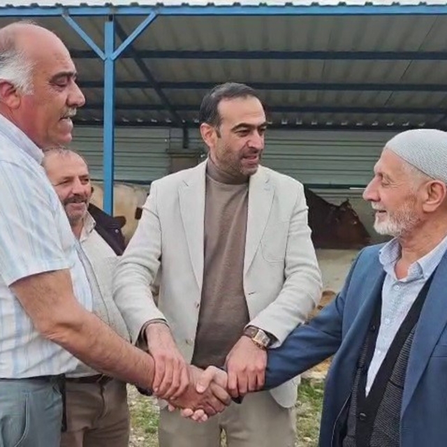 Kurban pazarında hareketlilik başladı
Büyükbaş kurbanlık fiyatları 100 bind...