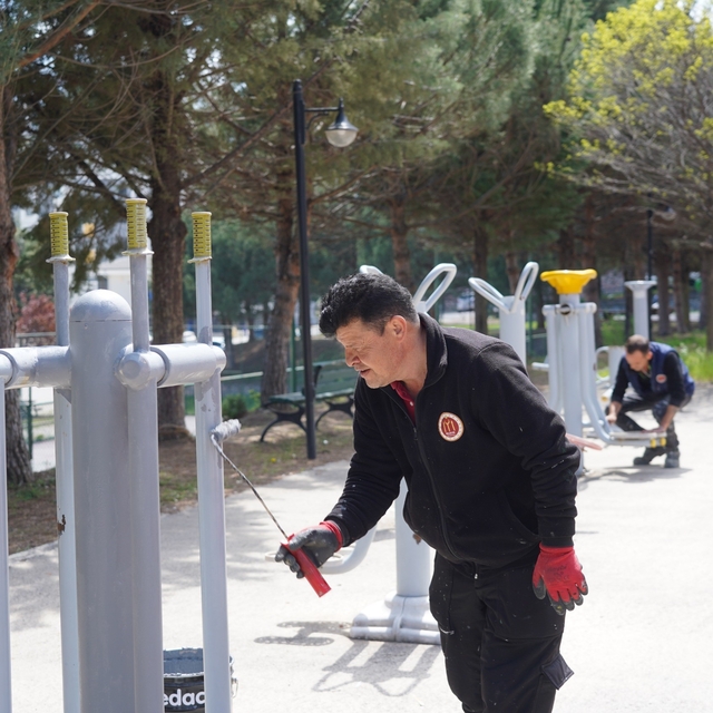 Bilecik'te park ve oyun alanlarına yeni kameriyeler yerleştirildi
