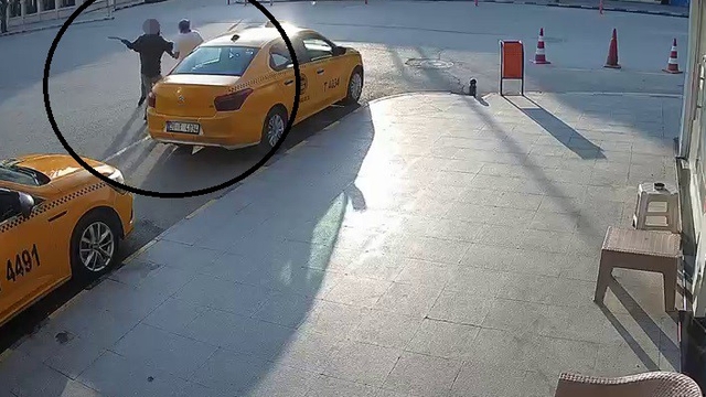 Satırla katledilmekten anlık hamleyle kurtulan taksici: "Eğer o hamleyi yapıp kaçmasaydım şu an ölmüştüm"
