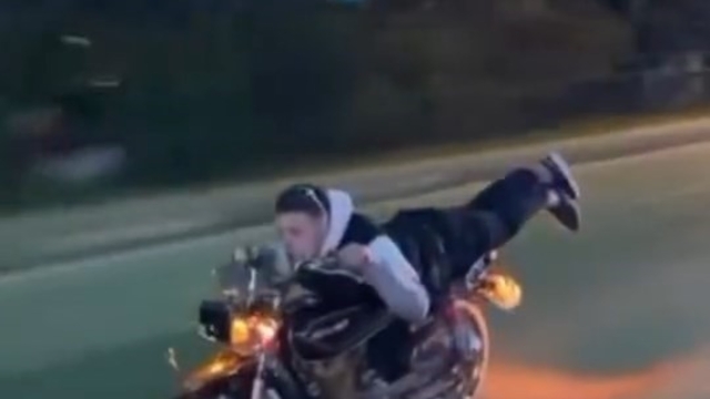 Motosiklet üzerinde tehlikeli şov
Canını hiçe saydı, trafiği tehlikeye düşürdü