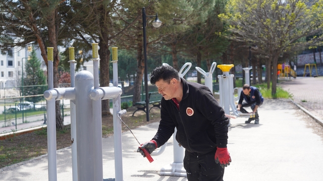 Bilecik'te park ve oyun alanlarına yeni kameriyeler yerleştirildi