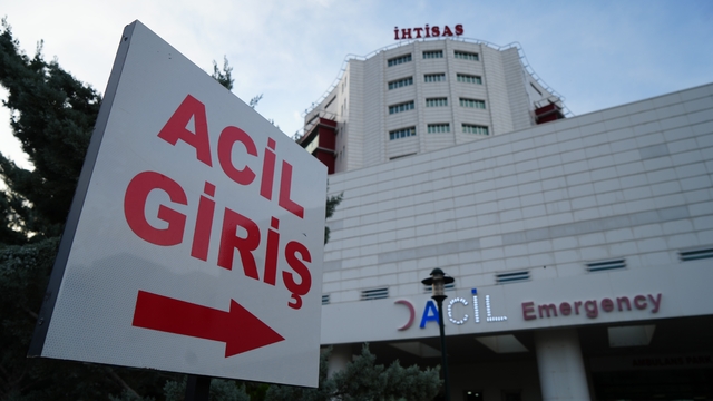 Durdurmaya çalıştığı traktörün tekerleği üzerinden geçti