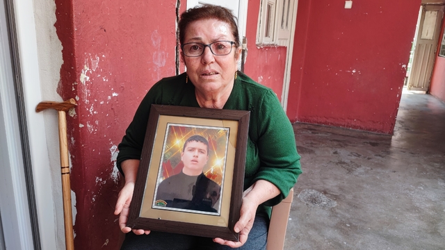 Adana'da 3 arkadaştan 21 yıldır haber alınamıyor
Adalet Bakanı Akın Gürlek'in kayıp şahıslarla ilgili dosyaların yeniden ele alınması yönündeki çalışması aileleri umutlandırdı
Anne Hülya Bebek:
"Ben gittiğimde eve gelir mi hayaliyle yaşıyorum"
"Ben ölsem ondan iyiydi"