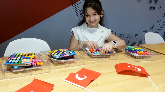 Matematik şampiyonu Lina, yeni zaferini okul saldırısında ölen öğrencilere armağan etti