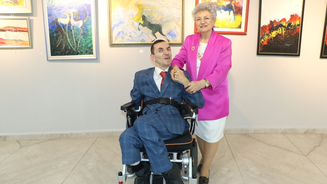 52 yıldır yatalak oğluna bakan emekli öğretmenden 15'inci resim sergisi